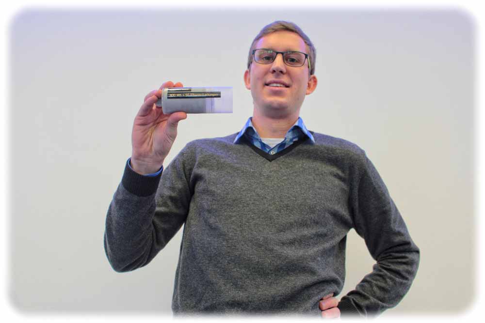 Kaum so groß wie eine Silikon-Kartusche aus dem Baumarkt, enthält aber genug Energie, um ein iPhone 50 Mal aufzuladen: Tobias Zschech zeigt eine Portion seiner PowerPaste. Foto: Heiko Weckbrodt