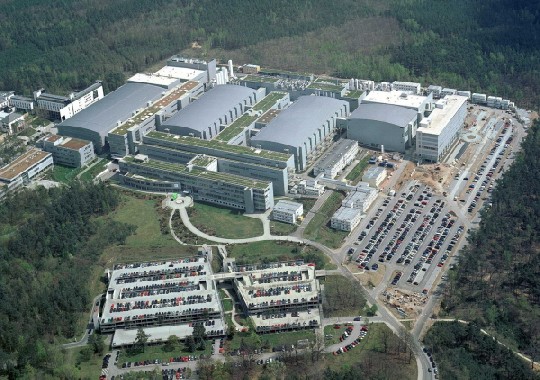 Luftbild vom Standort: Links die Infineon-Werke, ganz rechts der Reinraum und das Bürohaus, in dem das CNT sitzt. Abb.: FHG