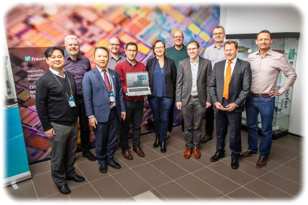 Forscher aus Dresden, Halle und Hsinchu besiegeln die deutsch-taiwanesische Forschung an ferroelektrischen Speichern. Foto: Fraunhofer-IPMS