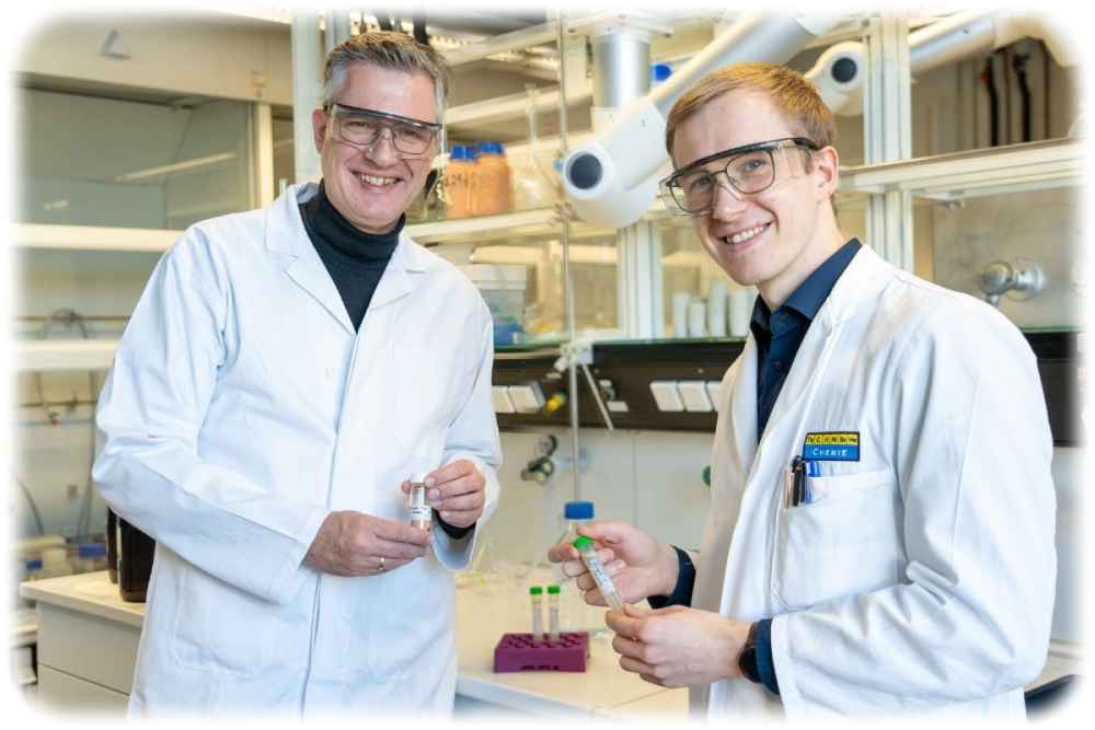 Prof. Martin Bertau (links) und Doktorand Paul Scapan im Labor. Foto: Andreas Hiekel für die TU Bergakademie Freiberg