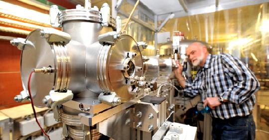 Dr. Wolfgang Seidel überprüft die optische Strahlführung in der Spiegelkammer 1 des Freie-Elektronen-Lasers, Foto: Frank Bierstedt, HZDR
