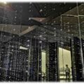 Blick in ein Spiegelkabinett im binären Matrix-Stil im Futurium Berlin. Foto: Heiko Weckbrodt digital Binärcode