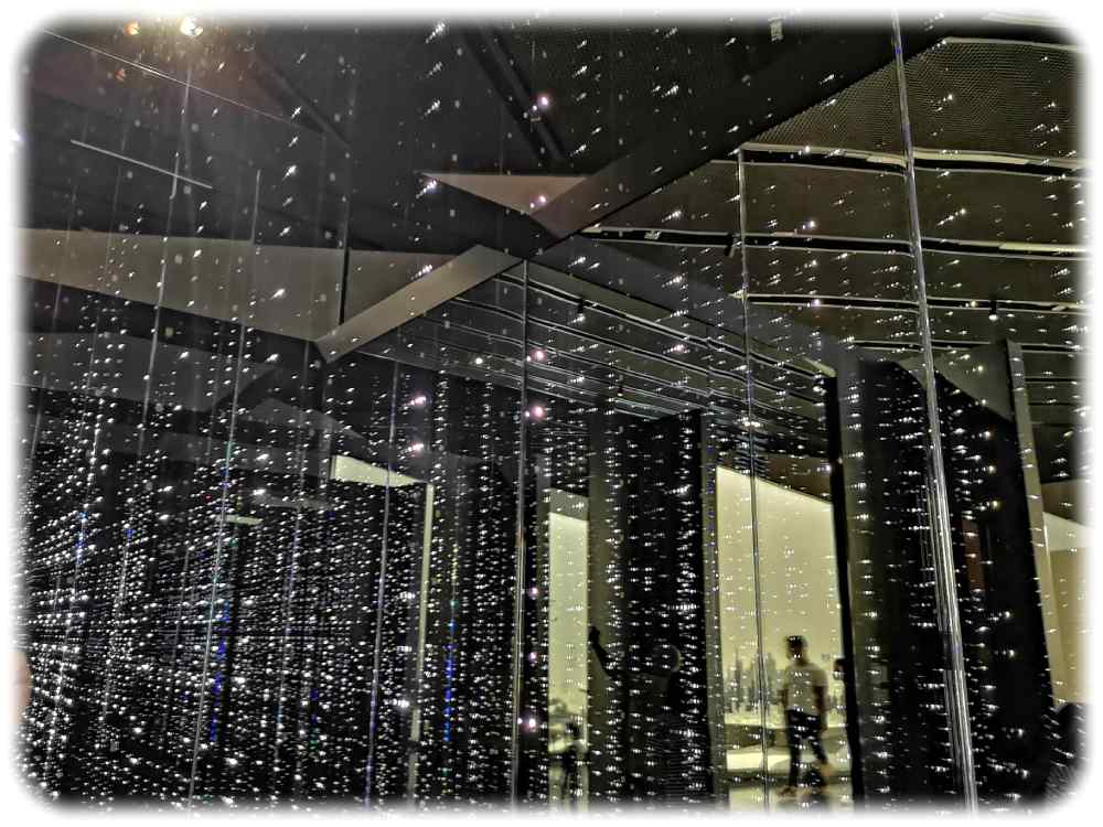 Blick in ein Spiegelkabinett im binären Matrix-Stil im Futurium Berlin. Foto: Heiko Weckbrodt digital Binärcode