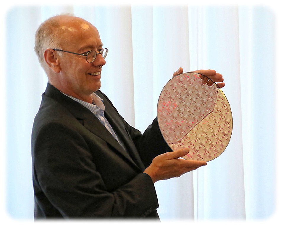 Globalfoundries-Vizepräsident Rutger Wijburg zeigt einen Wafer mit FDX-Chips, der in Dresden produziert wurde. Im Jahr 2017 sollen die ersten Chips von GF Dresden auf den Markt kommen. Foto: Globalfoundries Dresden