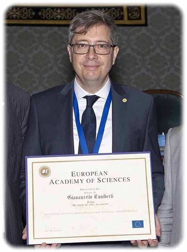 Prof. Gianaurelio Cuniberti mit der Urkunde über die Mitgliedschaft in der European Academy of Sciences. Foto: EurASc)