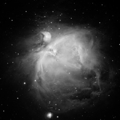Der Orionnebel M 42 ist eines der größten Sternenentstehungsgebiete unserer Milchstraße. Für dieses Bild hat der Bannewitzer Physiker Dr. Bernd Bitnar mehrere langbelichtete Aufnahmen übereinanderprojiziert. Das resultat ist in der neuen Astro-Fotoausstellung im Palitzsch-Museum zu sehen. Abb.: Dr. Bernd Bitnar