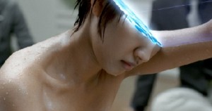 Das Mädchen Kei wird von Gantz ins Leben zurückgebeamt - gleich bekommt sie einen schicken Lederanzug. Abb.: Sunfilm