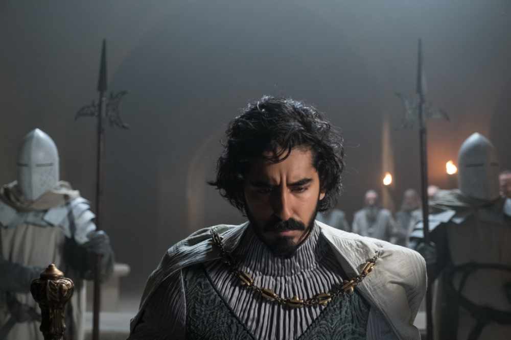 Eine der möglichen Zukünfte für Gawein (Dev Patel) als König und Nachfolger von Artus. Szenenfoto: Eurovideo