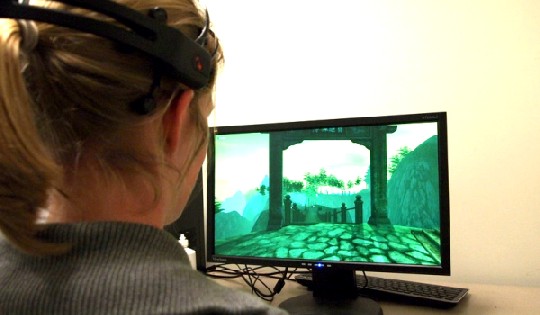 Eine Testperson steuert per Gedanken ein Videospiel mit einer sogenannten "Emotiv Device". Abb.: Uni Oxford