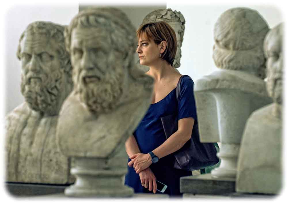 Tja, wo bleibt denn der Lover? Adriana (Giovanna Mezzogiorno) wartet vergebens im Museum. Szenenfoto aus: "Das Geheimnis von Neapel", Prokino Home Entertainment