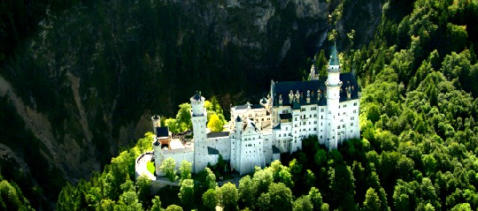 Bayernkönig und wagner-Fan Ludwig II. ließ Schloss Neuschwanstein ab 1869 errichten. Das romantisierte Mittelalter-"Disneyland" ist heute eine Touristenattraktion ersten Ranges. Foto: Universum Film