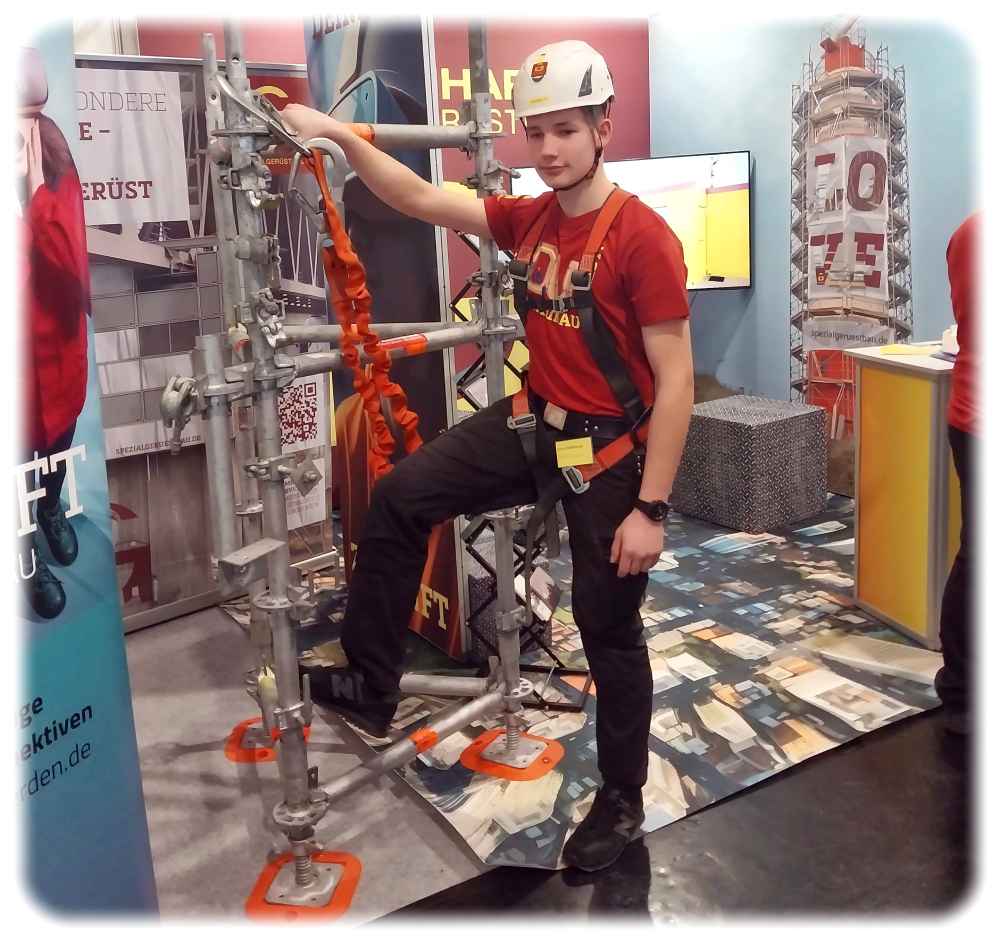 Gerüstbau-Azubis Leon Multhaupt von der Firma "Gemeinhardt" führt auf der "Karrierestart" in Dresden vor, wie man sich mit einer "persönlichen Schutzausrüstung gegen Absturz" (PSAgA) an einem Gerüst einklinkt. Foto: Heiko Weckbrodt