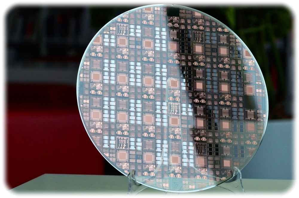 Scheibe mit Chiplets, die digitale und analoge Funktionen integrieren, aus der Forschungsproduktion von Fraunhofer. Foto: Fraunhofer IIS