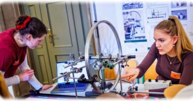 Miriam Raatz und Frieda Janosch vom Landesgymnasium Sankt Afra gewinnen mit ihrem Brems-Abrieb-Untersuchungen im Fachgebiet Physik. Ihr Projekt: "Gib Gummi! - Abrieb von PVC- und Kautschukradiergummis bei unterschiedlichen Bremsarten". Foto: Sachsenenergie