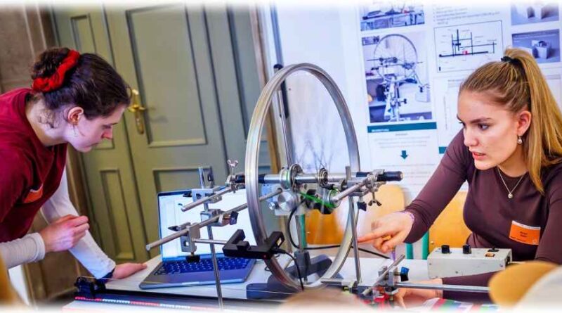 Miriam Raatz und Frieda Janosch vom Landesgymnasium Sankt Afra gewinnen mit ihrem Brems-Abrieb-Untersuchungen im Fachgebiet Physik. Ihr Projekt: "Gib Gummi! - Abrieb von PVC- und Kautschukradiergummis bei unterschiedlichen Bremsarten". Foto: Sachsenenergie