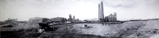 Eine undatierte Aufnahme der Wismut-Uranfabrik 95 - vorne sind die Schlemmteiche mit den radioaktiven Abprodukten zu sehen. Abb.: Wismut, LHD