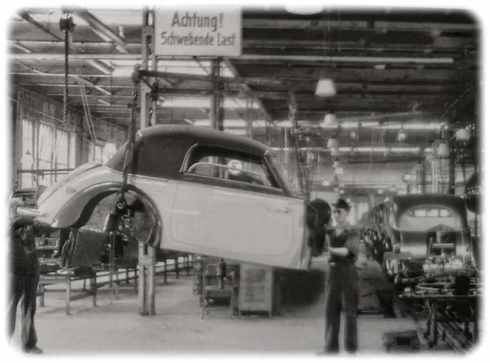 Montage einer Luxus-Karosserie in Dresden im Jahr 1953. Foto. Thomas Erdmann, Repro aus: Brandes: „Gläser Karosserie Dresden“