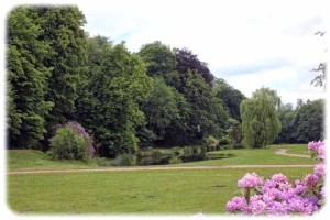 Blick in den Schlosspark mit Sonnenuhr. Foto: Peter Weckbrodt