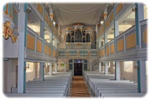Blick in das Kirchenschiff Reinhardtsgrimma mit Silbermannorgel. Foto: Peter Weckbrodt