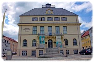 Imposant und somit unübersehbar ist das Gebäude des Uhrenmuseums. Foto. Peter Weckbrodt