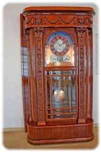 1925 vollendete Hermann Goertz (1862-1944) dieses im Eingangsbereich des Museums aufgestellte aus 1756 Teilen gefertigte Uhrenkunstwerk. Foto. Peter Weckbrodt