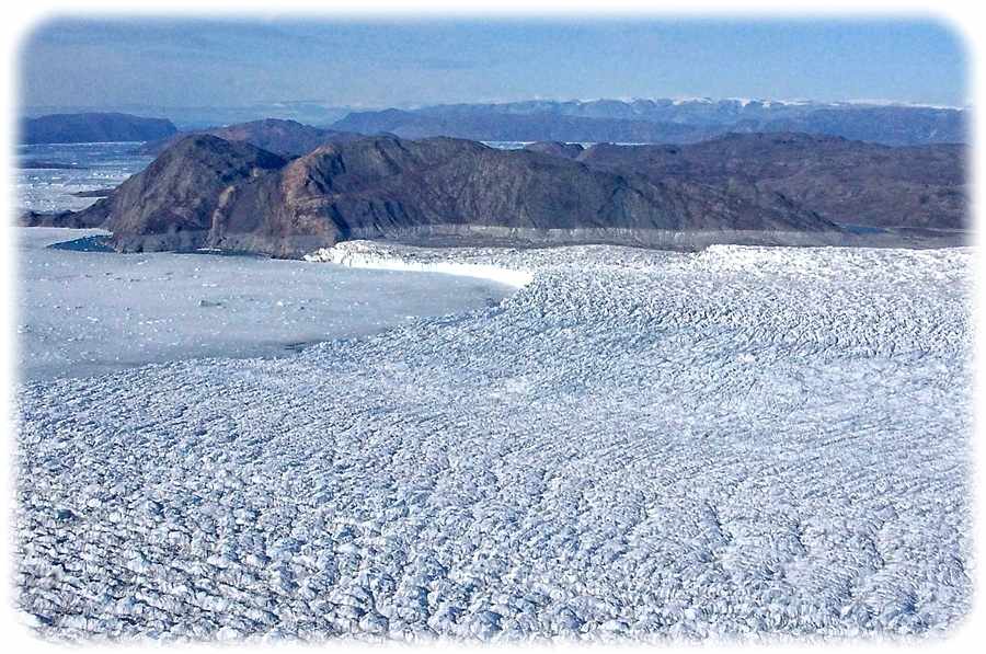 Blick über den Gletscher Kangilerngata Sermia (Westgrönland), dessen Front in der nordwestlichen Diskobucht den Ozean erreicht. Foto: Mirko Scheinert für die TUD