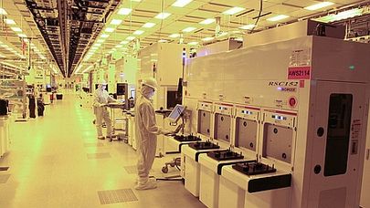 Reinraumarbeiter bereiten in der neuen Globalfoundries-Fabrik in Saratoga County, New York, die Anlagen für den ersten großen Prozessor-Produktionsauftrag vor. Abb.: IBM