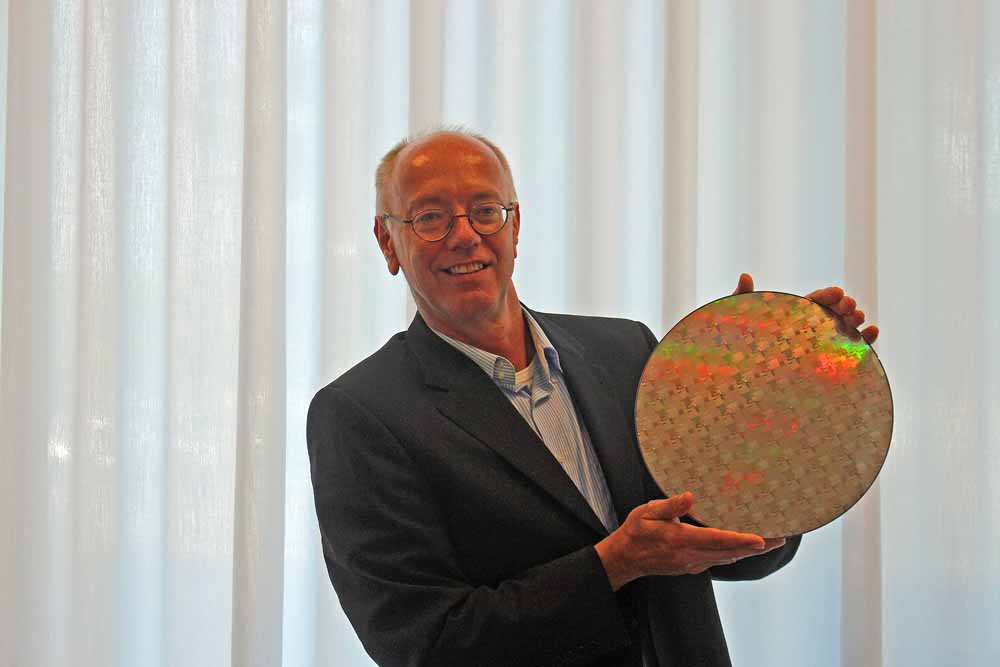 Geschäftführer Rutger Wijburg zeigt einen Wafer mit 22FDX-Chips, die das Globalfoundries-Werk Dresden produziert hat. Foto: Heiko Weckbrodt