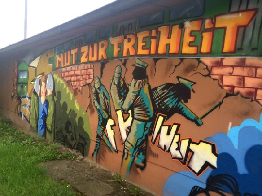 Junge Sprayer haben im Zuge einer digitalen Schatzsuche in Stasi-Akten ein Graffiti auf eine Drewag-Garage an der wiener Straße in Dresden gesprüht. Die dunklen Stasi-Schwergen in der Mitte wurden übrigens von "NDK" gestaltet. Foto: Heiko Weckbrodt