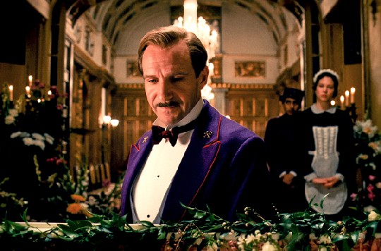 Ralph Fiennes ganz Grandseigneur: Als Concierge Gustave begutachtet er noch am Sarg kritisch Madame D.s Fingernagel-Lackierung - im Hintergrund Léa Seydoux ("Phantom Protokoll"). Foto: Fox