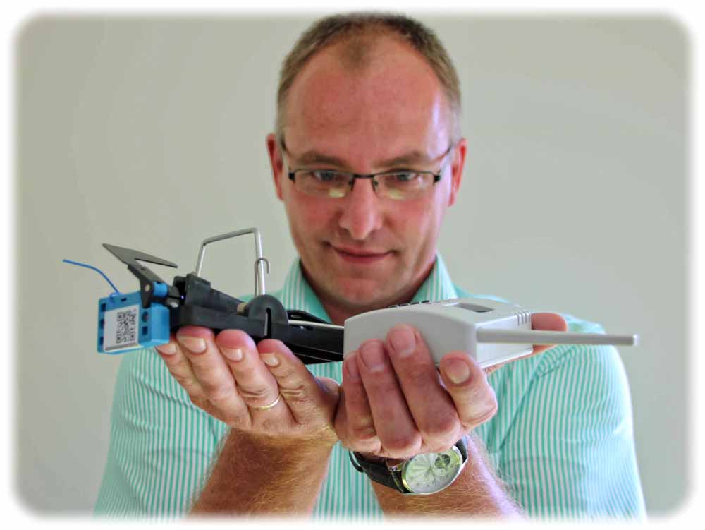 Groli-Geschäftsführer Marco Müller zeigt die digitalen Mäusefallen, die mit Sendern gekoppelt werden und ihre "Fänge" per E-Mail oder SMS senden. Foto: Heiko Weckbrodt