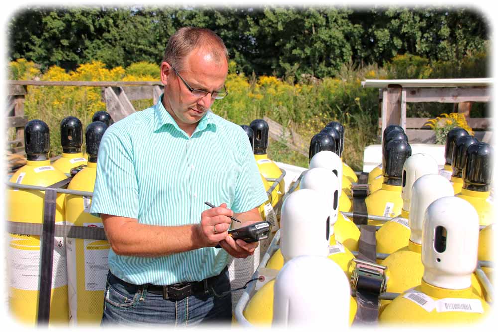 Digitalisierte Lagerhaltung: Geschäftsführer Marco Müller checkt die Gasbestände im in der Groli-Betriebsstätte Wilsdruff. Foto: Heiko Weckbrodt