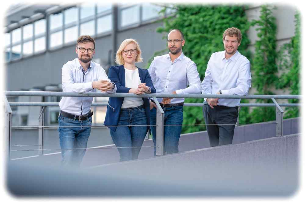 Die Gründer von "Fusion Bionic" (von links nach rechts): Dr. Tim Kunze, Laura Kunze, Dr. Sabri Alamri und Benjamin Krupop. Foto: Ronald Bonß für Fusion Bionik (Pressefoto)
