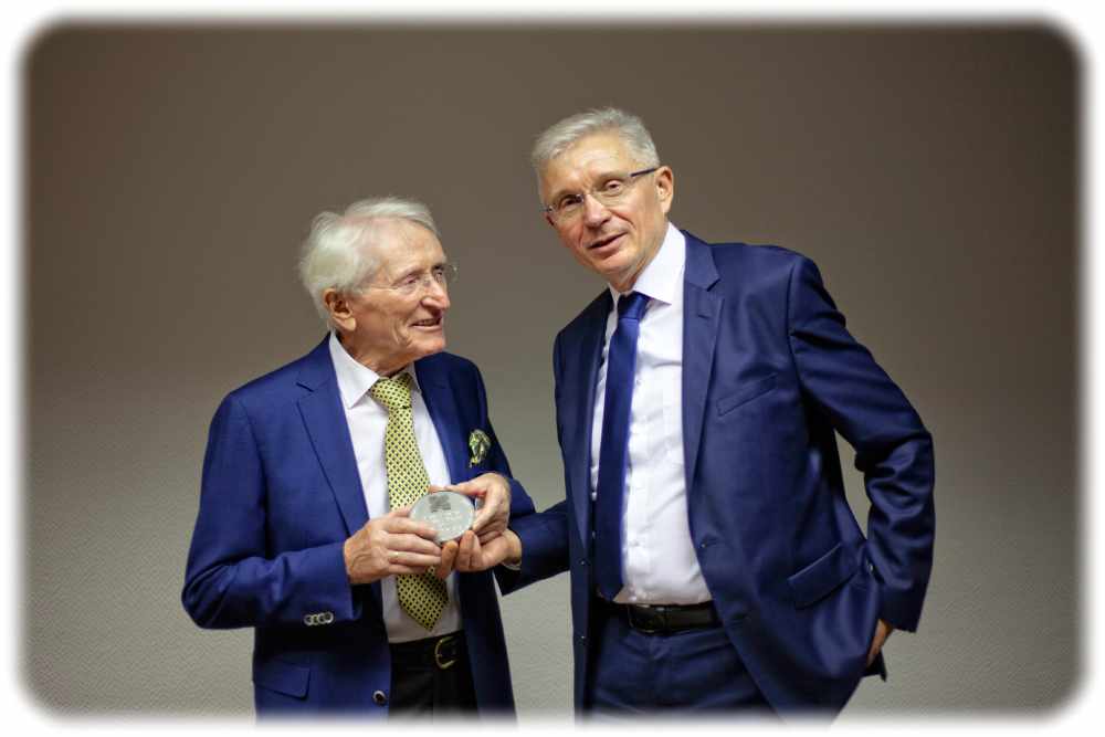 ILK-Gründungsdirektor Günter Heinrich mit seiner Ehrenmedaille in der Hand steht neben dem heutigen ILK-Direktor Uwe Franzke. Foto: Institut für Luft- und Kältetechnik