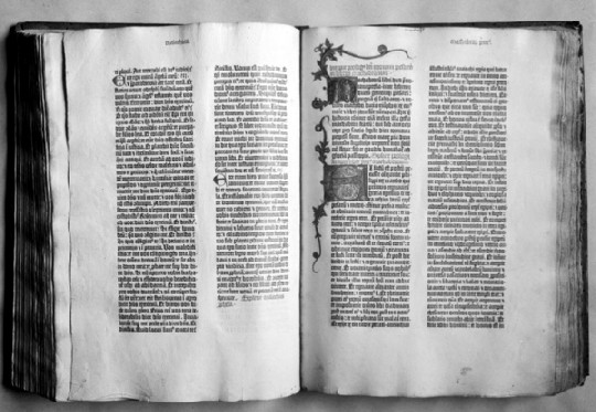 Auch diese Gutenberg-Bibel (1452/55) aus dem Bestand des Mainzer Gutenberg-Museum ist über die Deutsche Digitale Bibliothek zu finden. Abb.: BA Marburg