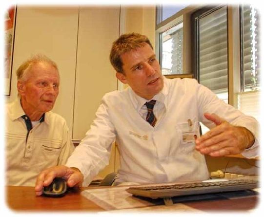Prof. Jürgen Weitz (rechts) erklärt seinem Patienten Günter D. am Computer den Verlauf der Operation. Foto: Uniklinikum / Holger Ostermeyer