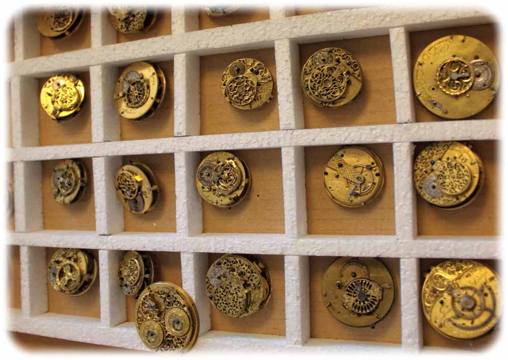 Diese Spineltaschenuhrenwerke aus der Horn-Sammlung verloren vermutlich während des Ersten Weltkrieges ihre goldenen Gehäuse. Foto: Peter Weckbrodt