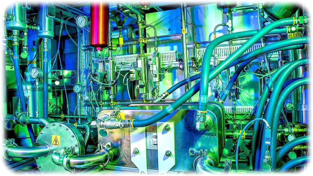 Mit Wasserstofflaboren können die Chemnitzer Forscher die Stabilität der Netze mit verschiedenen Stromerzeugern und -speichern sowie diversen Wechselrichtern durchtesten. Foto: Jacob Müller für die TU Chemnitz
