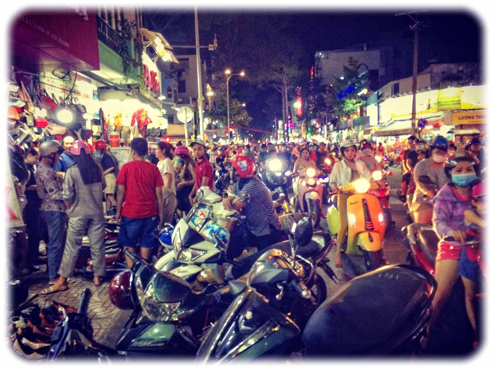 Länder mit wachsender Bevölkerung und hoher Jugendarbeitslosigkeit wie Vietnam - hier eine Straßenszene aus Saigon - rücken drei Dekaden nach der Wende wieder in den Fokus der sächsischen Arbeitskräfte-Akquise. Foto: Heiko Weckbrodt