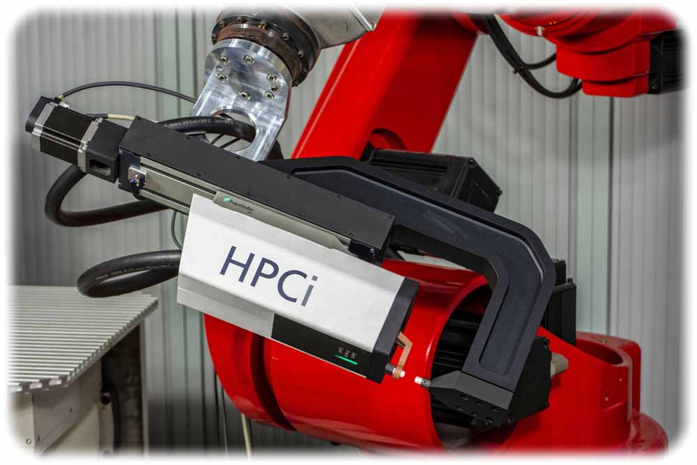 Die Dresdner HPCi-Fügezange als "Hand" an einem Industrieroboter. Foto: Fraunhofer-IWS