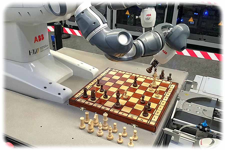 Besucher der Hannovermesse können sich im Schachspielen gegen den kollaborativen Roboter YuMi probieren. Foto: HTW Dresden/Kleber