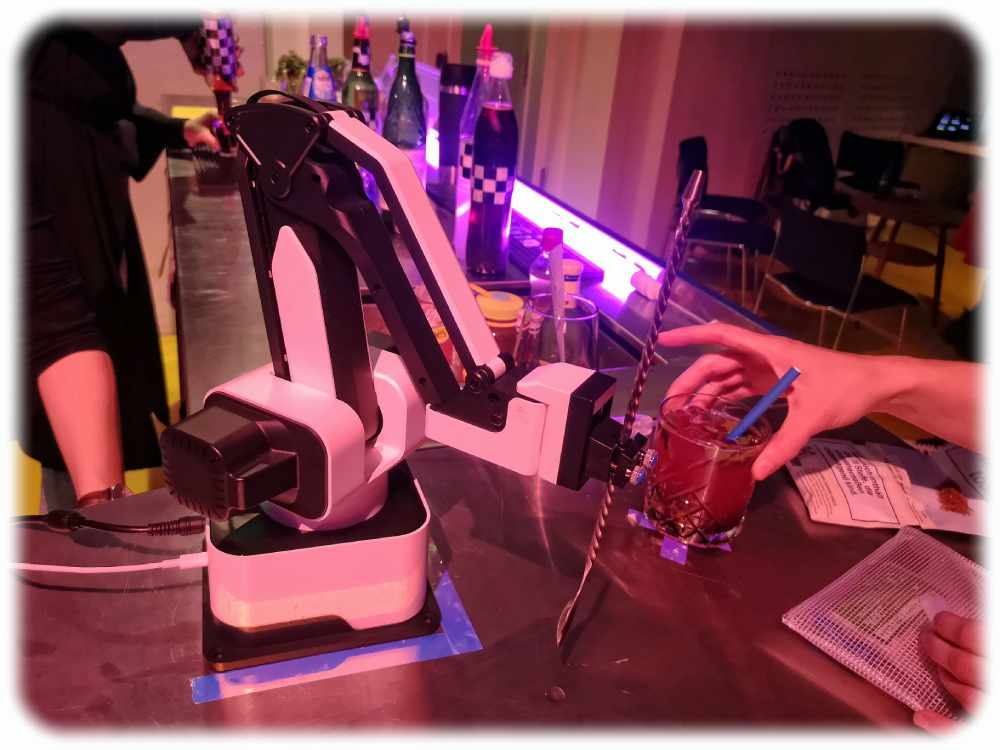 Gerührt, nicht geschüttelt: Ein Roboter mixte auf der KI-Bar am Rande der Prompt-Battle die Drinks. Foto: Heiko Weckbrodt