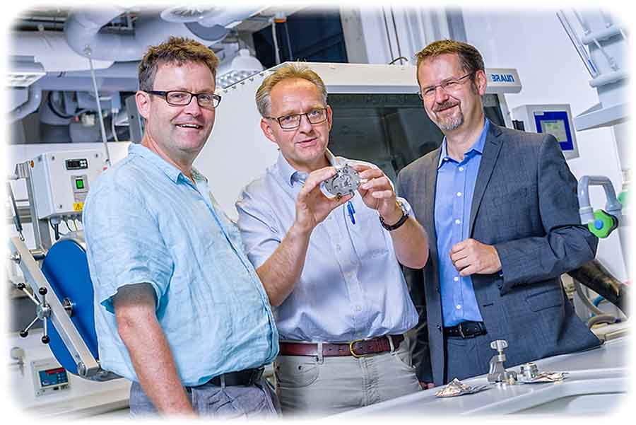 Forschen gemeinsam an Ultrakondensatoren: Prof. Dr. Ralf Rogler, Prof. Jörg Feller und Thomas Hucke (CTO Skeleton Technologies), Foto: HTW Dresden/Peter Sebb