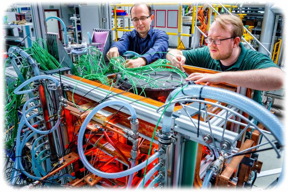 Dr. Till Zürner (links) und Felix Schindler richten in einem HZDR-Labor in Dresden eine Anlage ein, mit der sie die Strömungen von Flüssigmetallen im Erdkern nachstellen. Foto: A. Wirsig für das HZDR