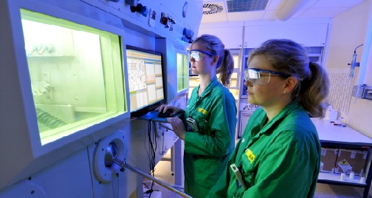 Silke Fähnemann (vorn) und Manja Kubeil vom Institut für Radiopharmazie experimentieren an der internen Strahlentherapie gegen Krebs. Abb.: Frank Bierstedt, HZDR