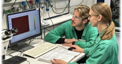 Jason Ross und Juliane März im Analyselabor. Foto: Peter Kaden für das HZDR