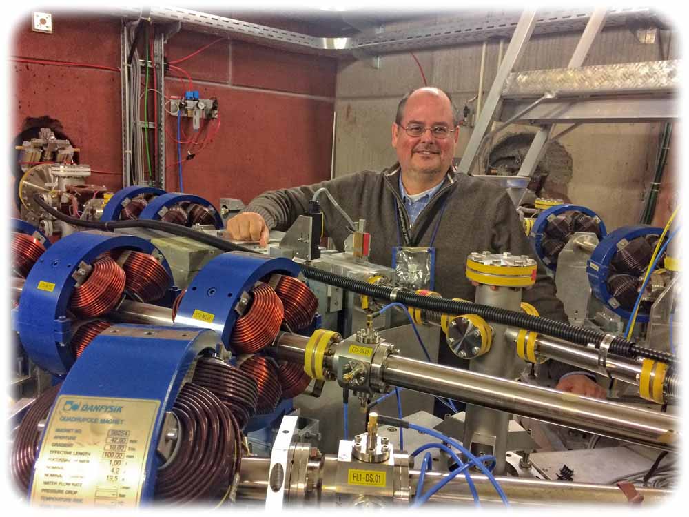 Sieht alles sehr verschlungen-technisch aus: Dr. Michael Klopf an einer Weiche für den Freie-Elektronen-Laser (FEL) am Helmholtz-Zentrum Dresden-Rossendorf. Foto: Heiko Weckbrodt
