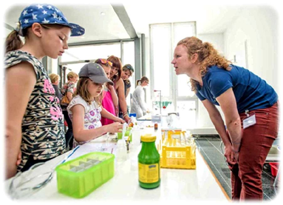Junge Besucher probieren chemische Versuche im Institut für Ressourcenökologie am HZDR aus. Foto: André Forner, HZDR