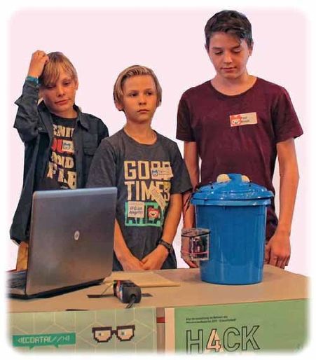 Julian, Tigram und Paul und ihre intelligente Mülltonne - die bei der Präsentation allerdings etwas herumzickte. Foto: Heiko Weckbrodt
