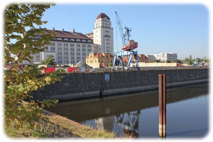 Im Hafenbild unübersehbar ist die 1914 gebaute Dresdner Mühle von Bienert. Hier werden noch heute jährlich etwa 125.000 Tonnen Getreide gemahlen. Foto: Peter Weckbrodt